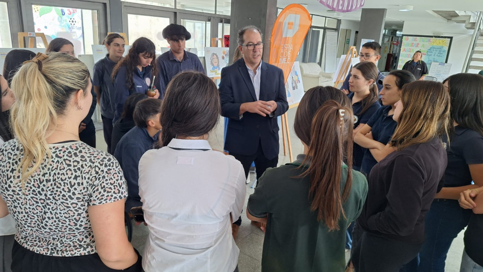 José Sotelo conversando con las/os participantes