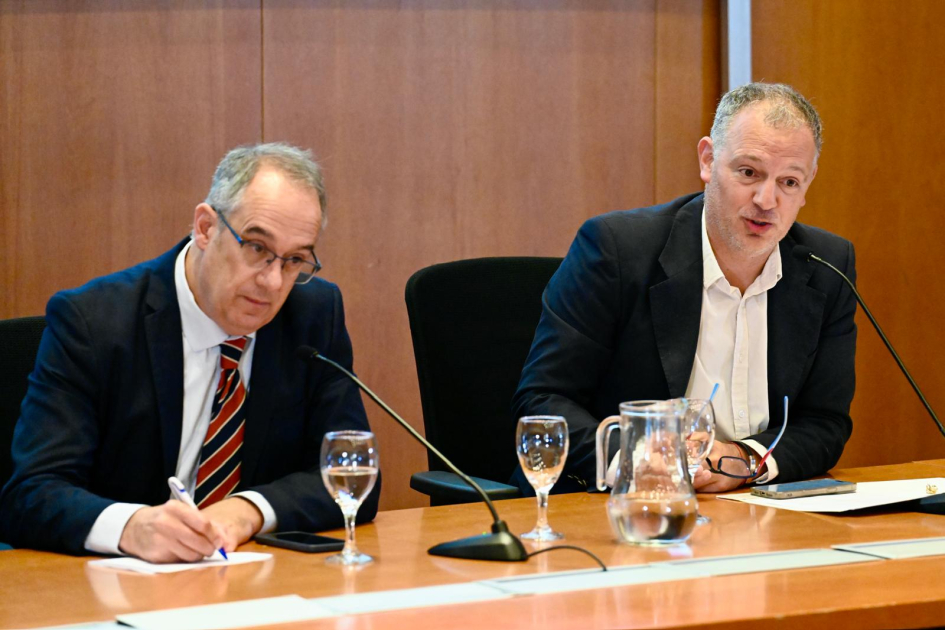 Presentación del Instituto Nacional de Acreditación y Evaluación de la Educación Terciaria Autoridades del MEC en la mesa de presentación.