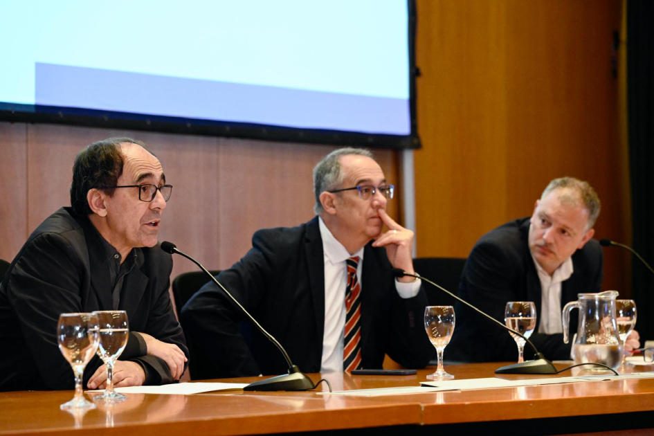 Presentación del Instituto Nacional de Acreditación y Evaluación de la Educación Terciaria Autoridades en mesa.
