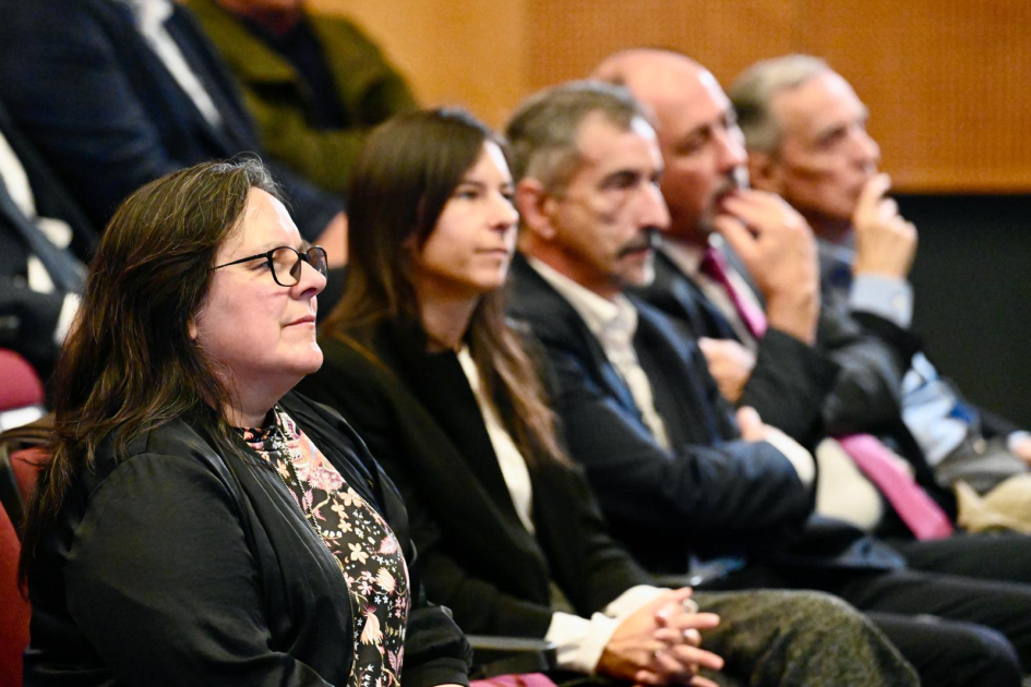 Presentación del Instituto Nacional de Acreditación y Evaluación de la Educación Terciaria Personas escuchando presentación.