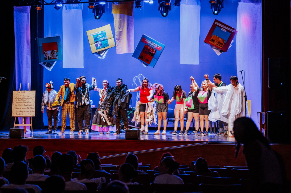 Clubes de Arte 2025 Grupo de personas actuando