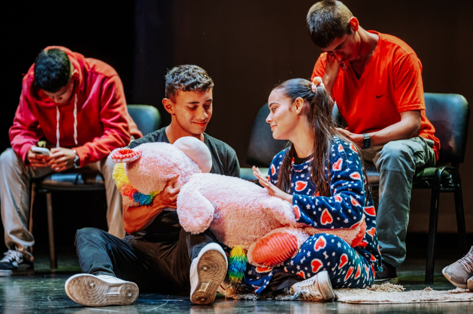 Clubes de Arte 2025 Grupo de personas actuando