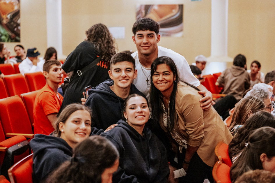 Clubes de Arte 2025 Personas posando para una foto