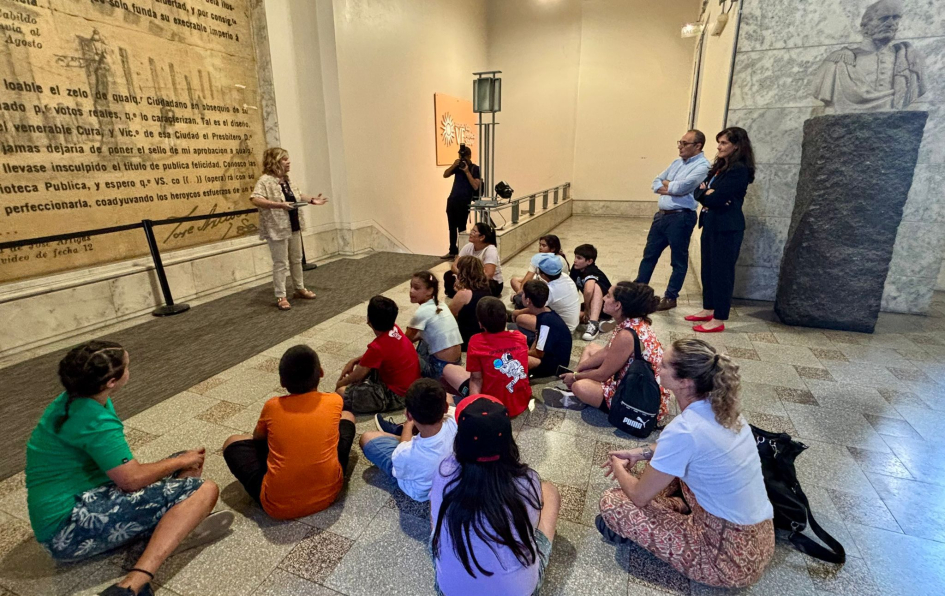 Visita guiada por la Biblioteca a cargo de la escritora Raquel Silvetti. Visita guiada por la Biblioteca a cargo de la escritora Raquel Silvetti.