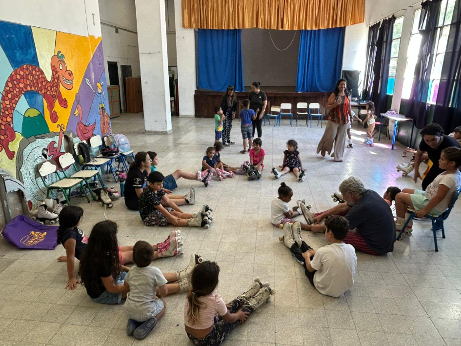 Plano general de niños jugando en ronda
