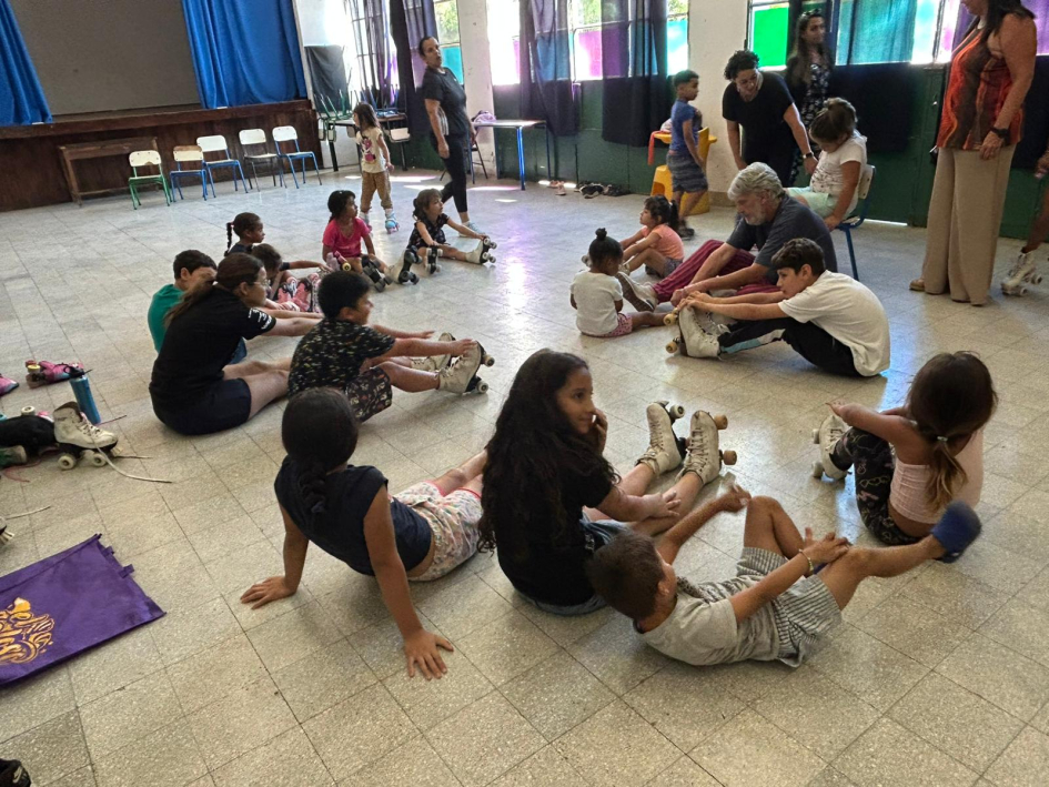 Plano general de niños jugando en ronda