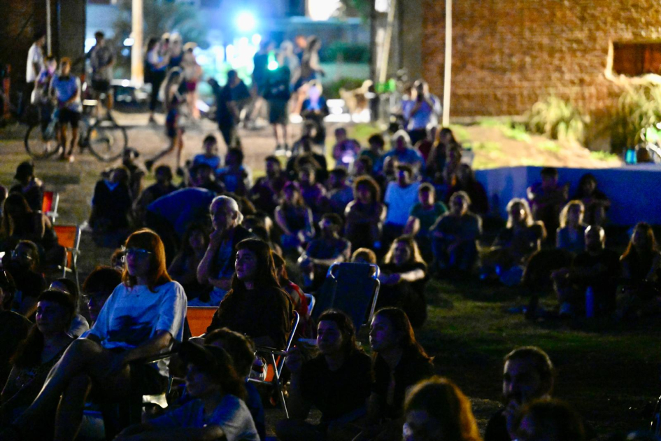 Ciclo de Cine en el Parque Mauá promueve el acceso a la cultura desde el territorio Personas mirando una película