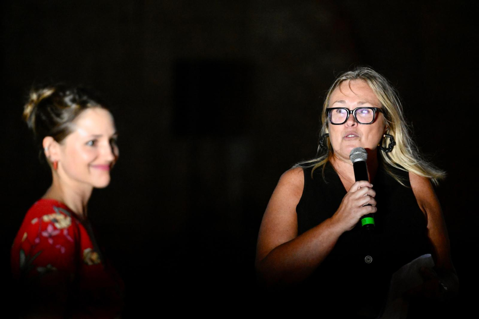 Gisella Previtali y Débora Quiring durante la función Personas hablando al público