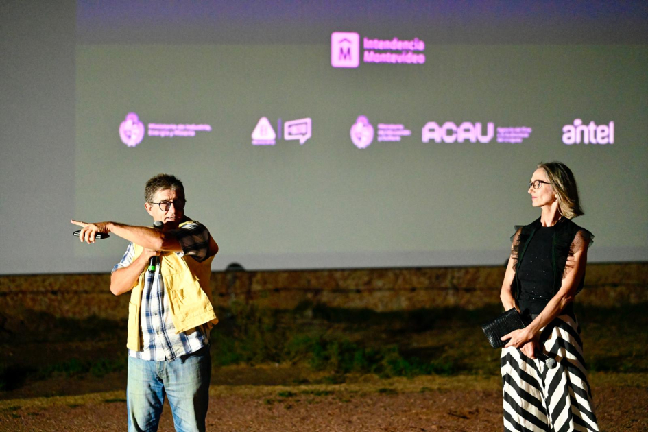 Nelson Wainstein conversó con el público y compartió su vivencia como integrante del equipo técnico. Personas hablando en público