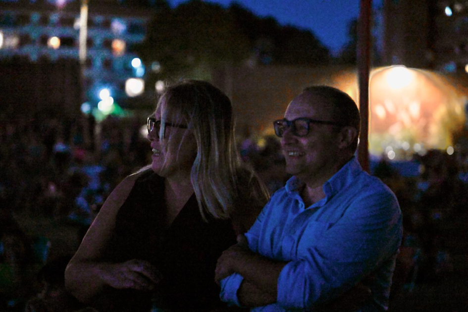 Presidente de ACAU, Gisella Previtali y director general del MEC, Carlos Varela durante la función Presidenta de ACAU y director general de Secretaría del MEC conversando