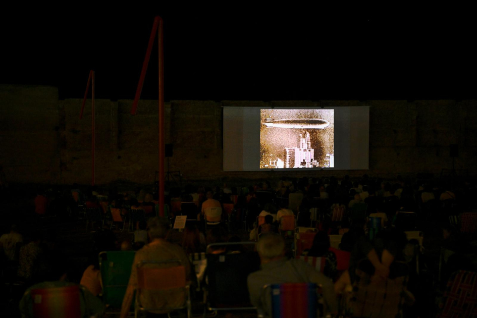 Ciclo de Cine en el Parque Mauá promueve el acceso a la cultura desde el territorio Personas mirando una película