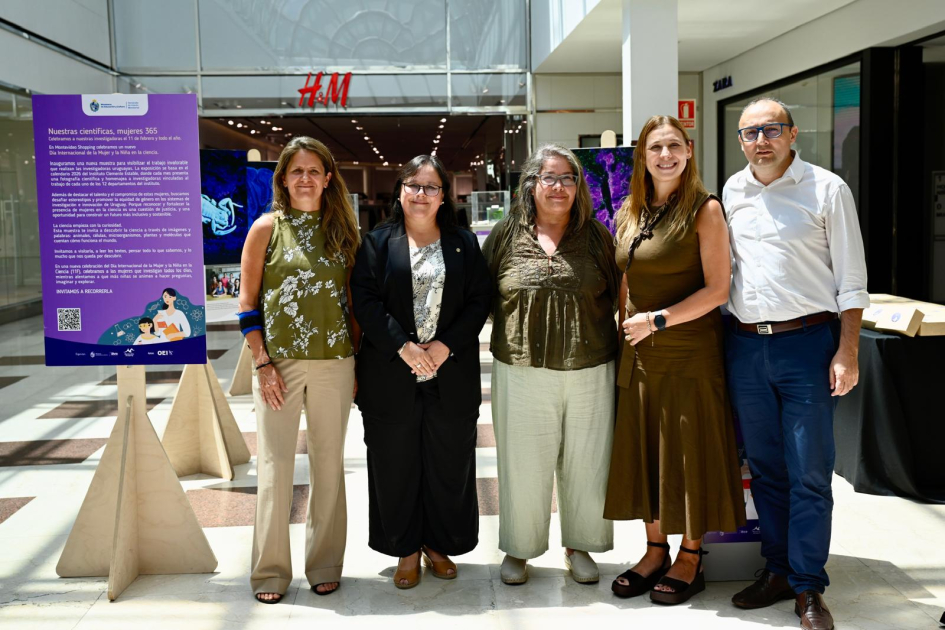 Autoridades posan para foto