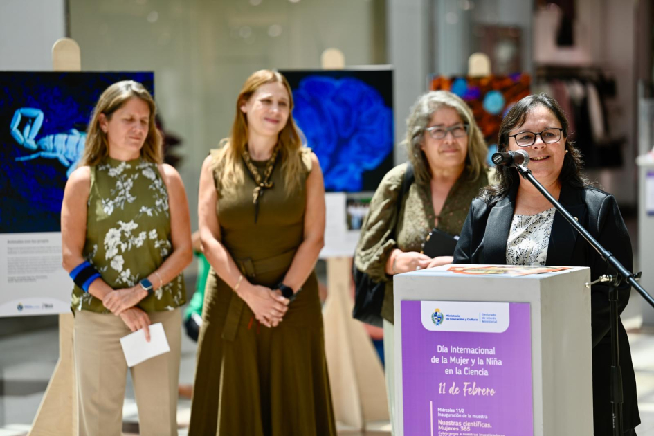 Subsecretaria hablando desde un atril