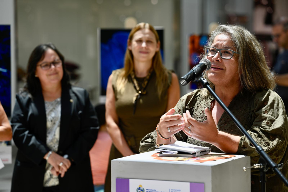Silvia Olivera, presidenta del IIBCE hablando desde un atril
