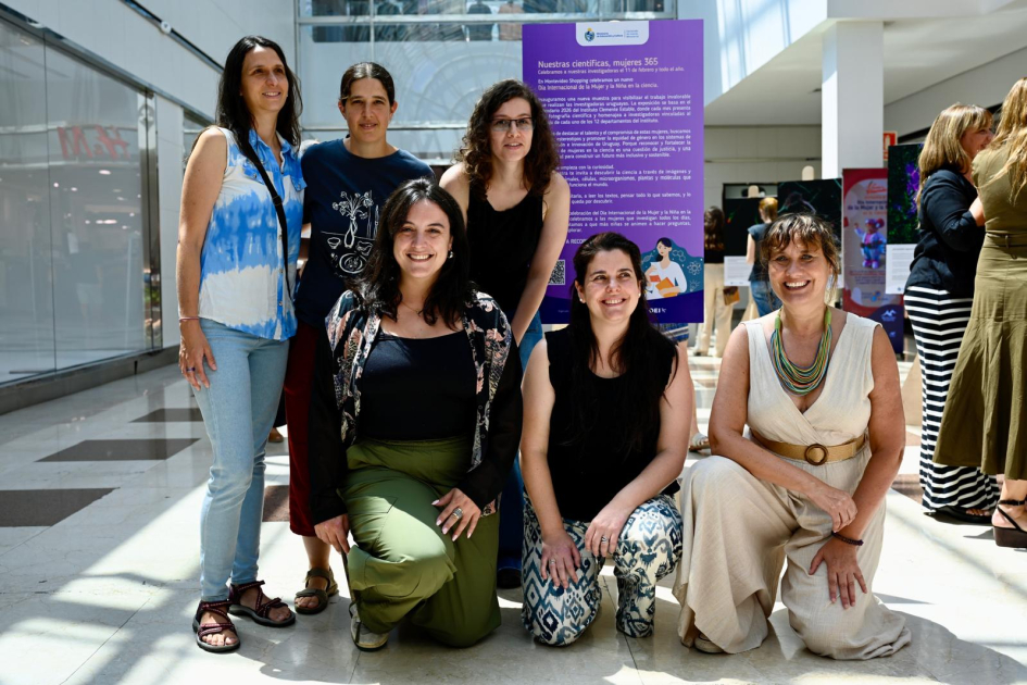 Mujeres posan para foto