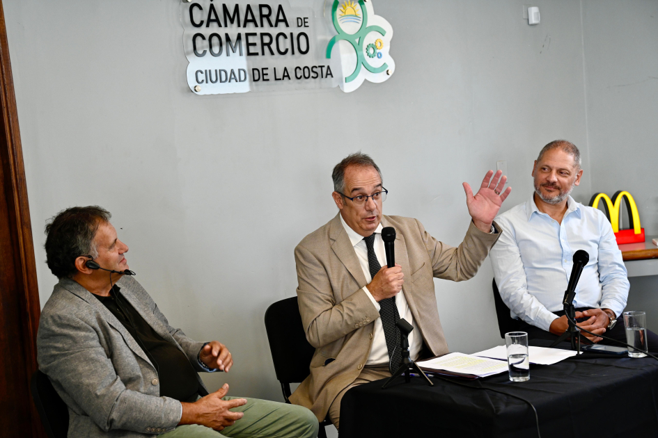 Ministro Mahía presentó los objetivos de gestión para el período en el ciclo “De Primera Mano” Ministro Mahía habla en público