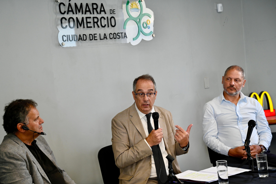 Ministro Mahía presentó los objetivos de gestión para el período en el ciclo “De Primera Mano” Ministro Mahía habla en público