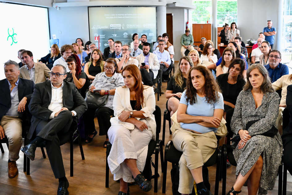 Ministro Mahía presentó los objetivos de gestión para el período en el ciclo “De Primera Mano” Plano general de la sala