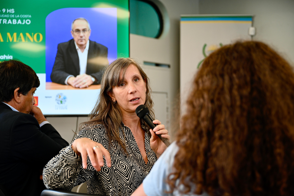 Ministro Mahía presentó los objetivos de gestión para el período en el ciclo “De Primera Mano” Karina Acosta habla en público