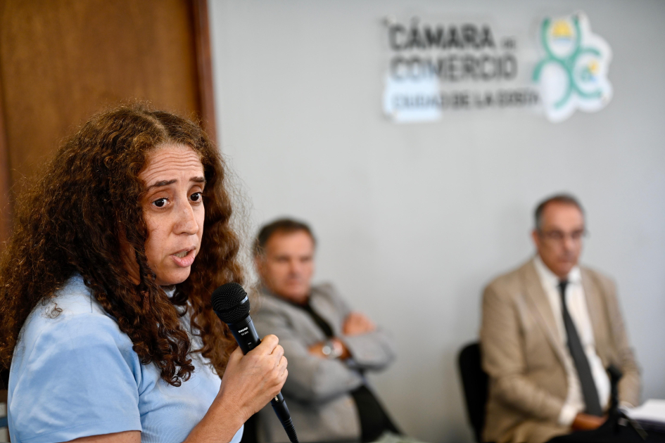 Ministro Mahía presentó los objetivos de gestión para el período en el ciclo “De Primera Mano” Presidenta de Ceibal habla en público