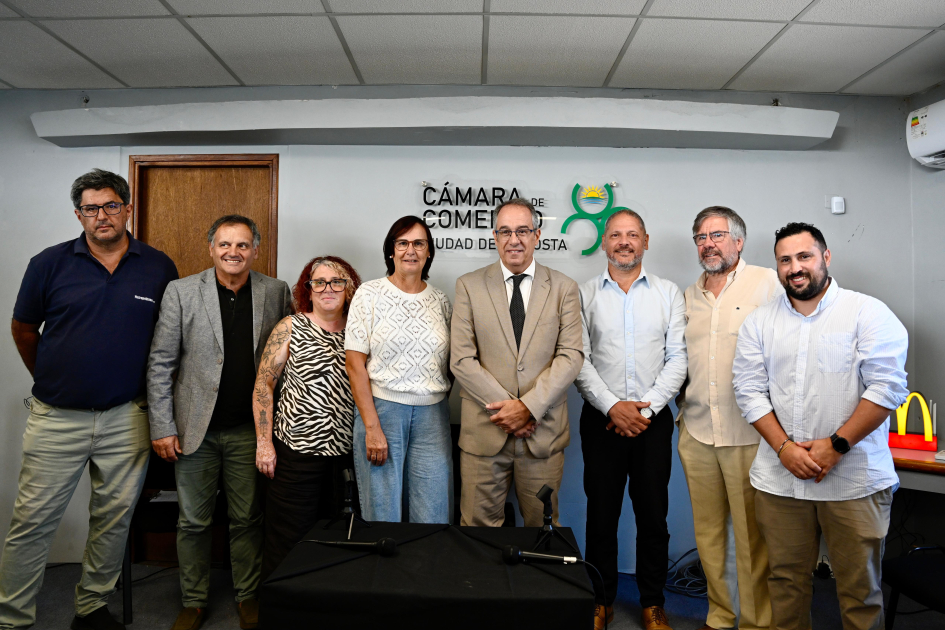 Ministro Mahía presentó los objetivos de gestión para el período en el ciclo “De Primera Mano” Personas posan para foto