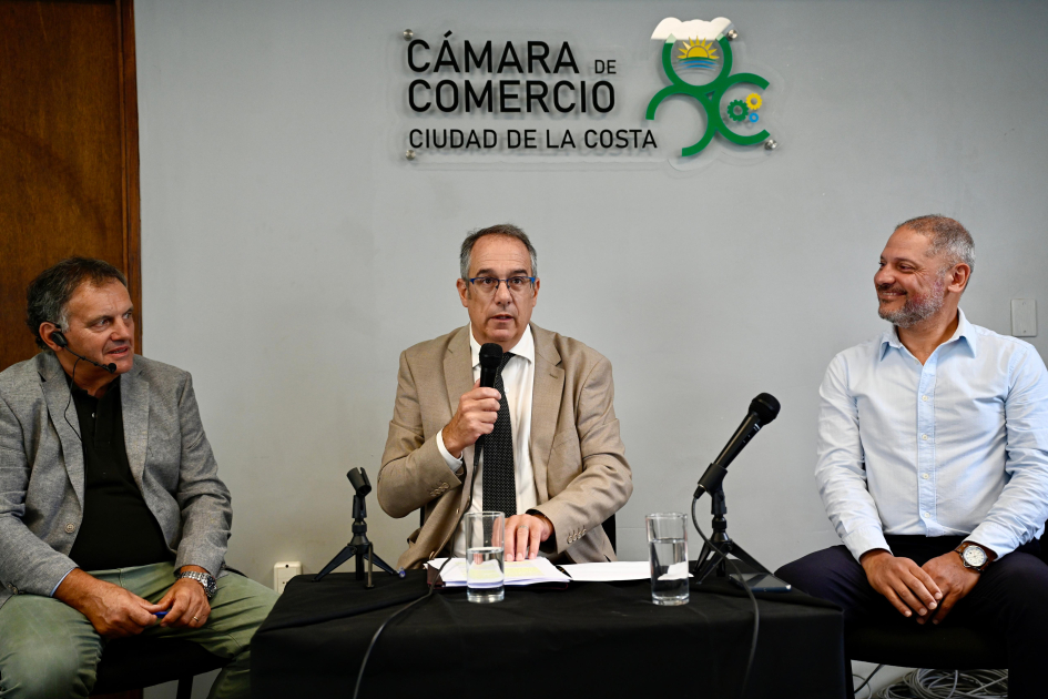 Ministro Mahía presentó los objetivos de gestión para el período en el ciclo “De Primera Mano” Ministro Mahía habla en público