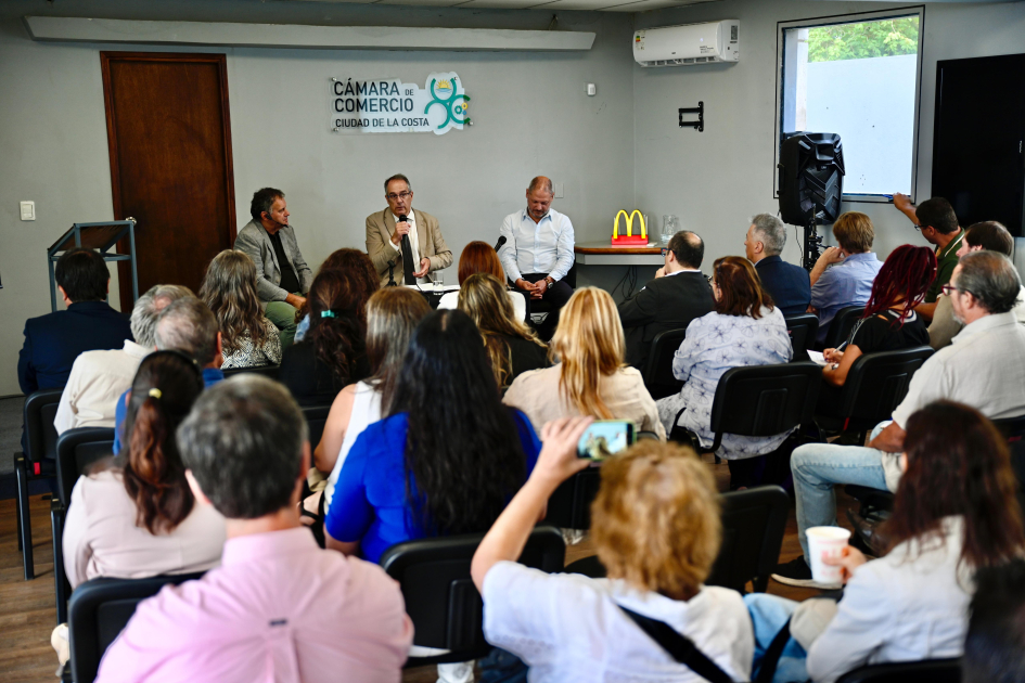 Ministro Mahía presentó los objetivos de gestión para el período en el ciclo “De Primera Mano” Plano general de la sala