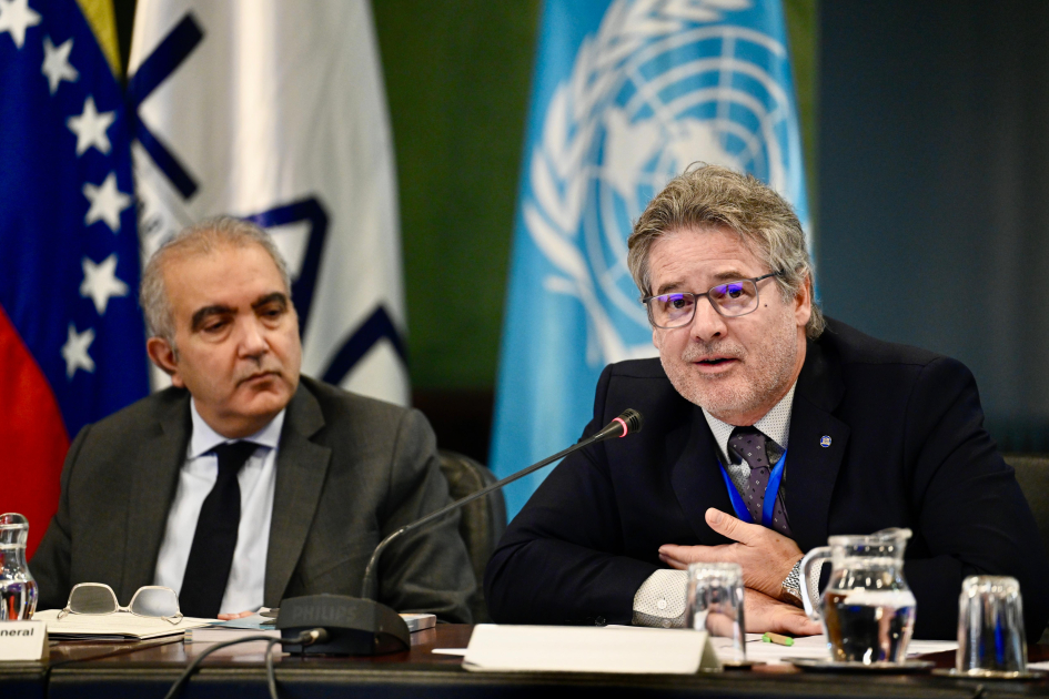 Autoridades de diferentes paises en la mesa del Convenio