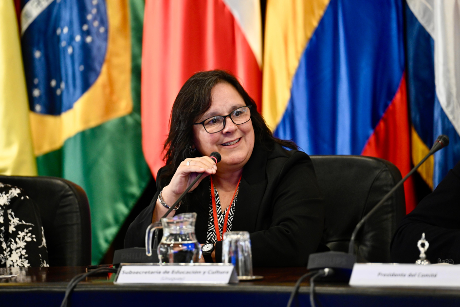 Subsecretaria de Educación y Cultura, Gabriela Verde, asistiendo en la charla del Convenio