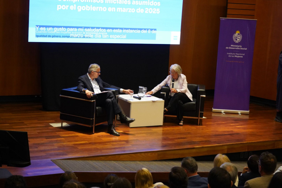 Los expositores en el escenario