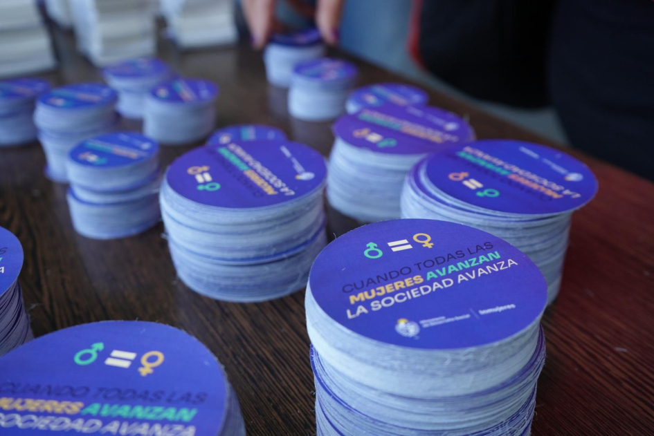 Pegotines sobre una mesa