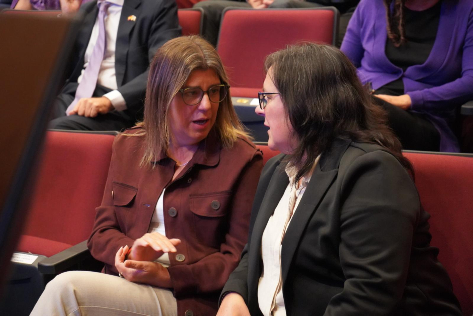 La ministra (i) conversa con una persona