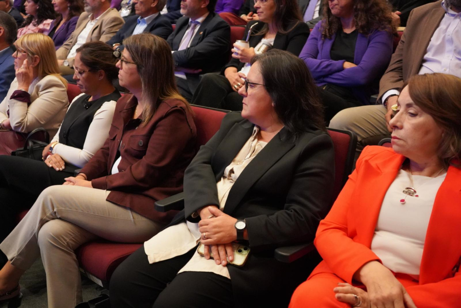 Fila de autoridades en la sala