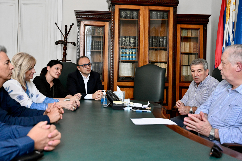 Plano general de personas en mesa