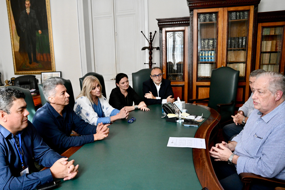 Plano general de personas en mesa