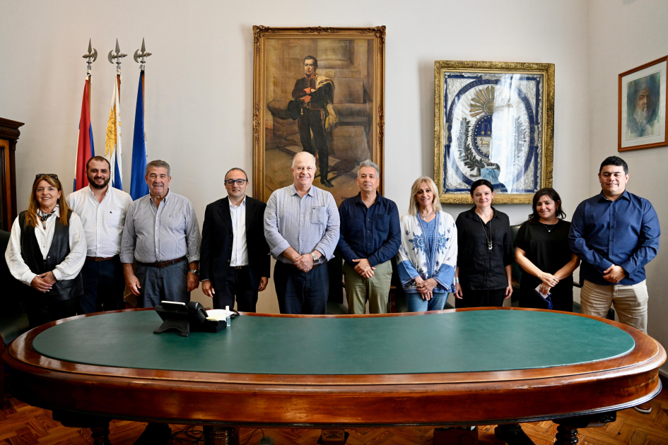 Autoridades posan para foto