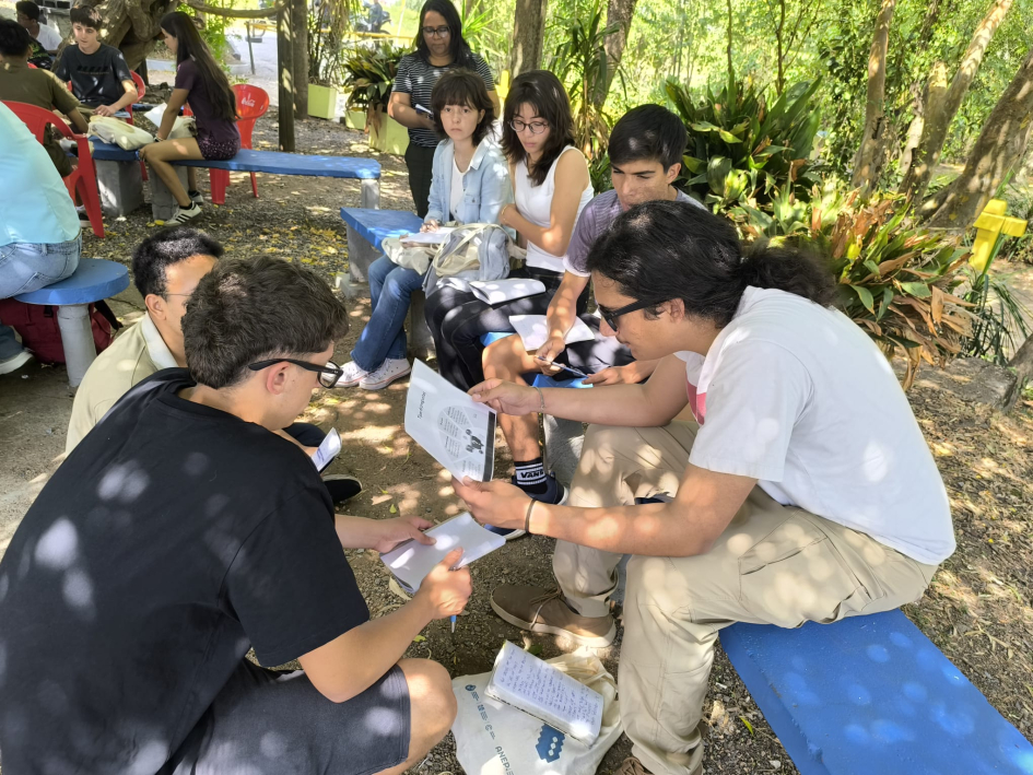 Estudiantes en un campamento