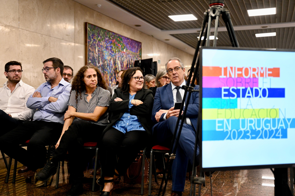 Autoridades sentadas en primera fila