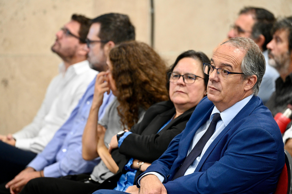 Autoridades escuchando ponencia