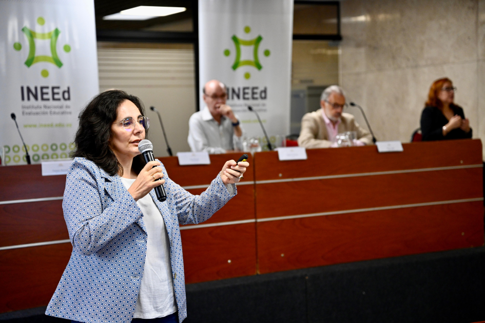 Mujer presentando un informe