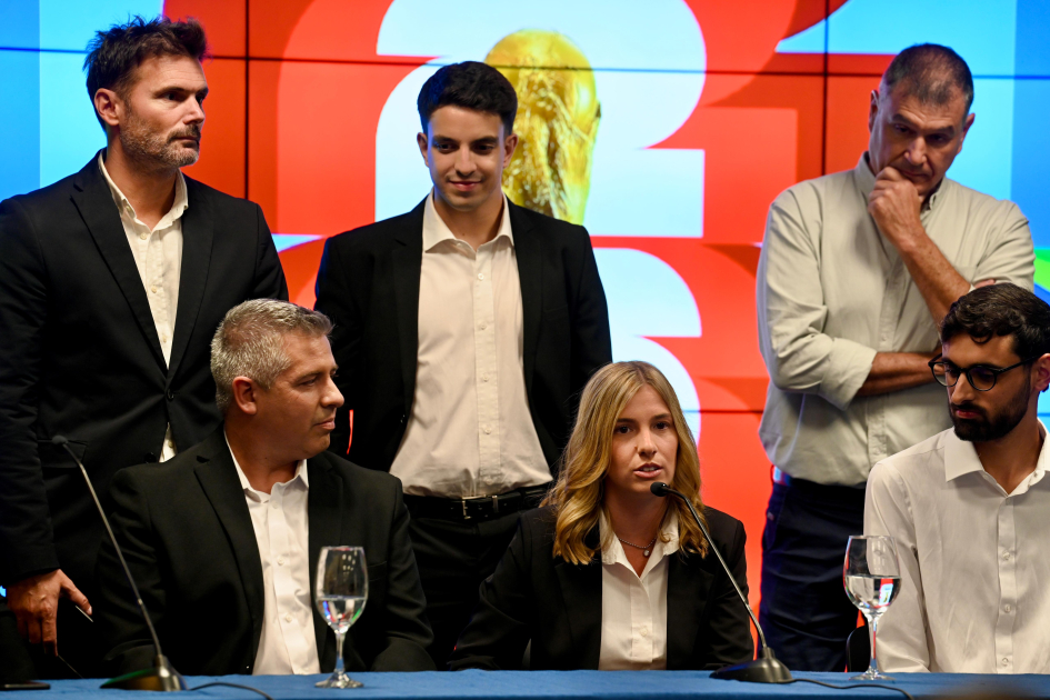 Medios Públicos presentó el equipo de periodistas que cubrirá la Copa Mundial FIFA 2026 Personas en mesa hablan al público