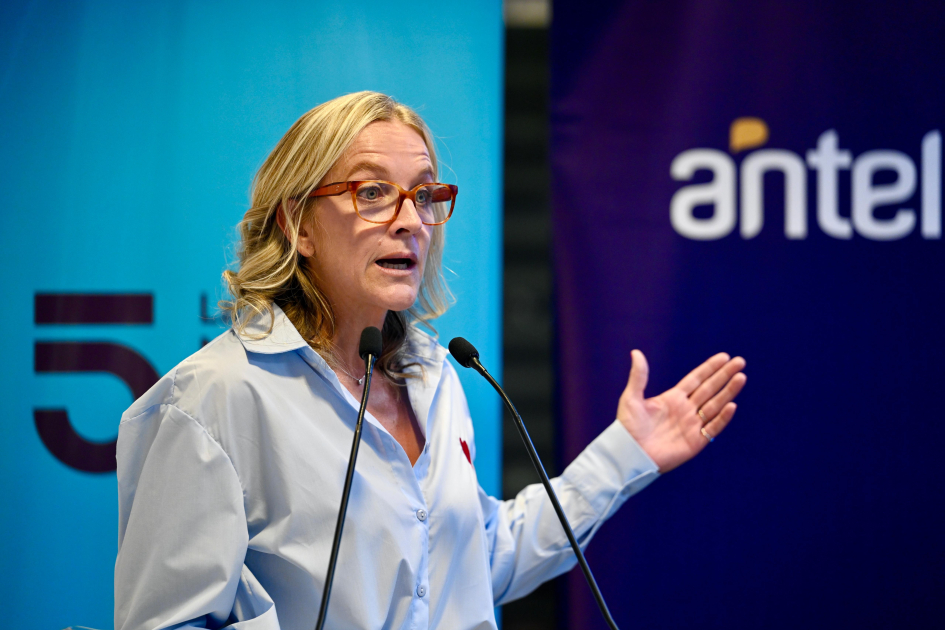 Medios Públicos presentó el equipo de periodistas que cubrirá la Copa Mundial FIFA 2026 Erika Hoffman hablando al público