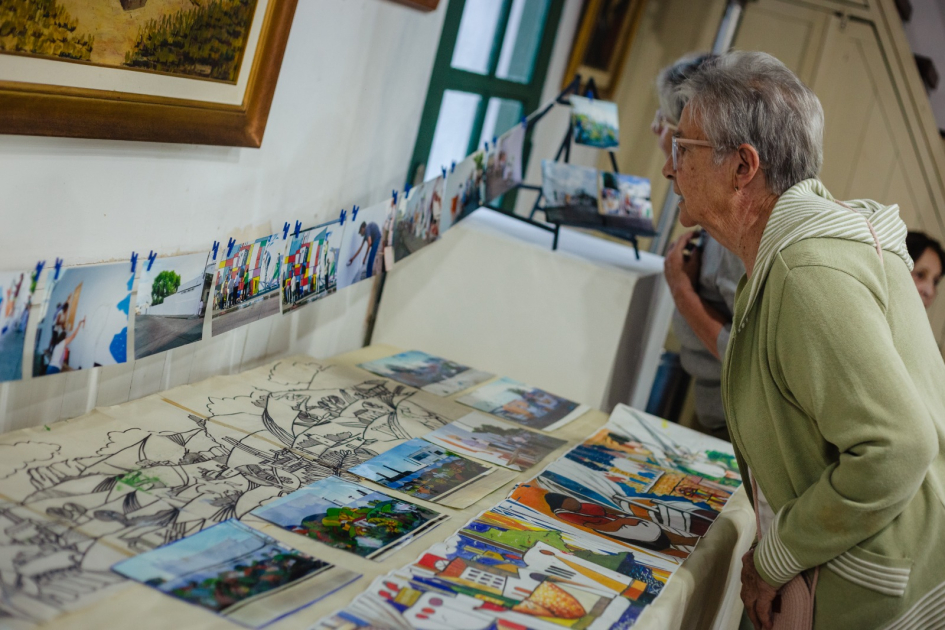 Persona mirando fotografías