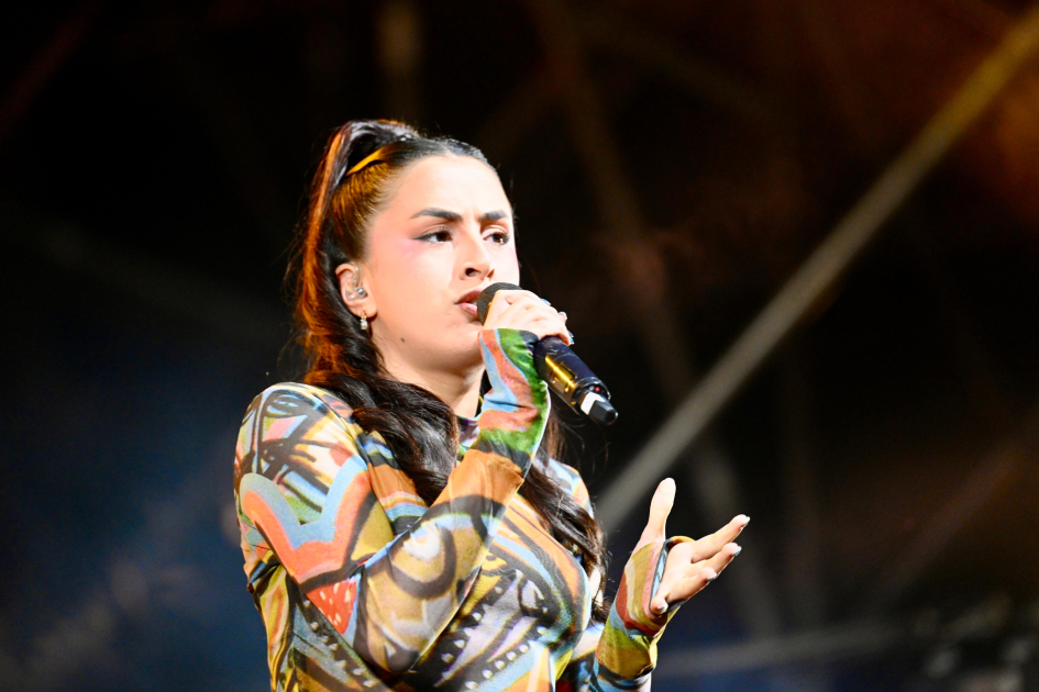 Miles homenajearon a Alfredo Zitarrosa a 90 años de su nacimiento Luana cantando