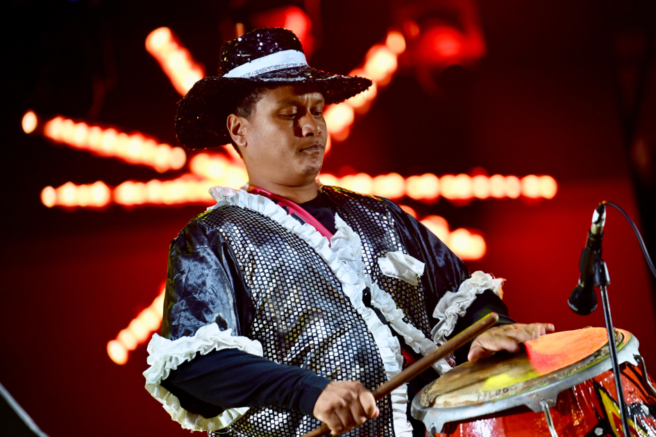 Miles homenajearon a Alfredo Zitarrosa a 90 años de su nacimiento Músico tocando el tambor