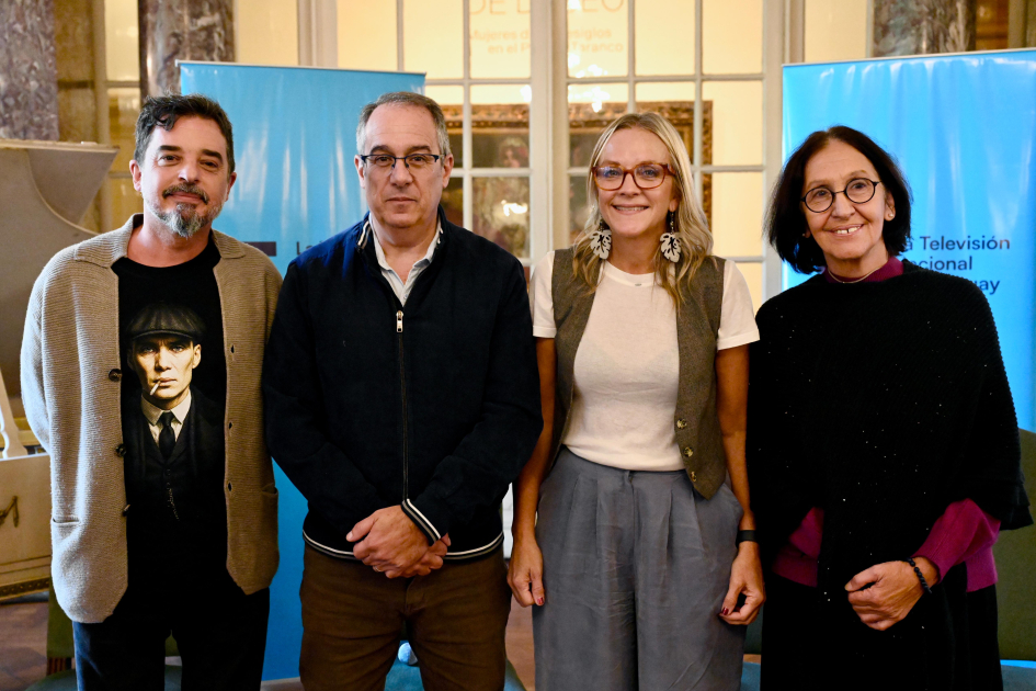 El ciclo de entrevistas Historias Propias vuelve a Canal 5 Personas posan para foto