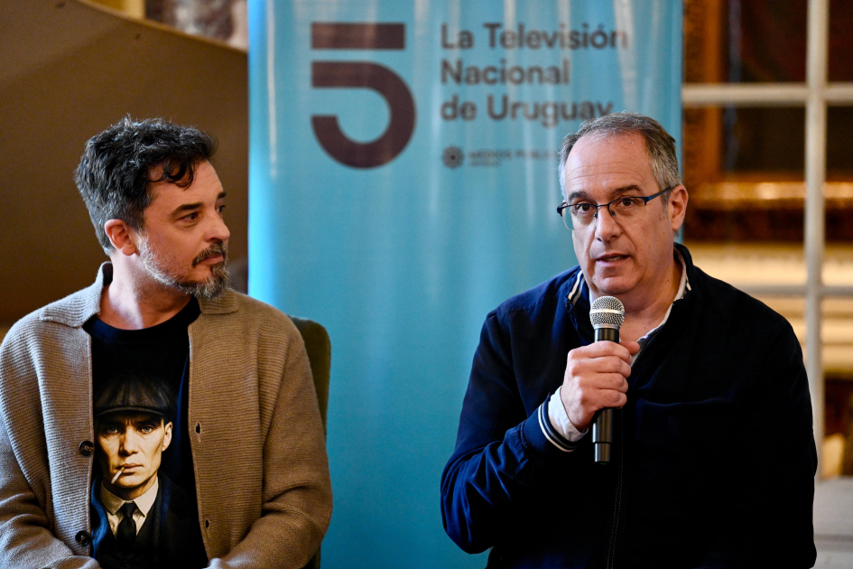 El ciclo de entrevistas Historias Propias vuelve a Canal 5 Ministro hablando al público