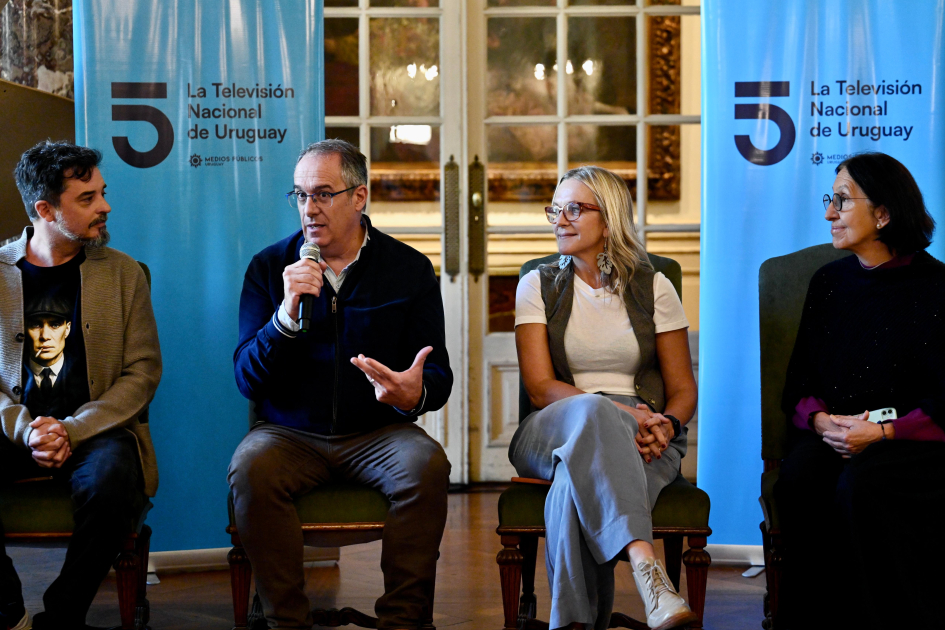 El ciclo de entrevistas Historias Propias vuelve a Canal 5 Personas sentadas en sillas