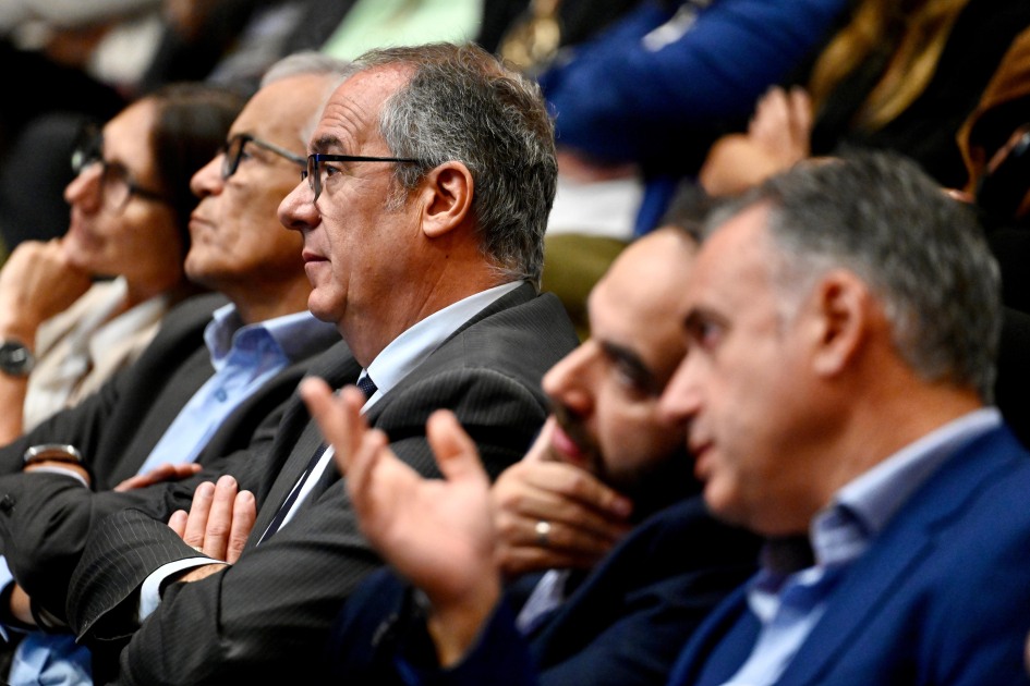 Ministro junto a autoridades sentado en la sala