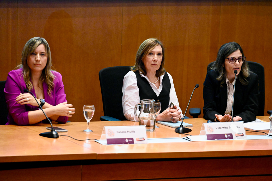 Expositoras hablan al público